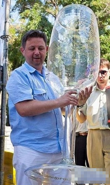 过年了，今天得好好喝一杯爽的！器物gif搞笑图片