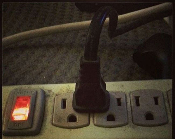 插座这样插好像也没有哪里不对器物gif搞笑图片