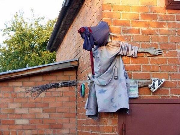 一起惨烈的飞天扫帚事故器物gif搞笑图片