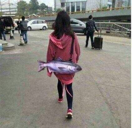 妹子，你背这个出门，回头率很高啊器物gif搞笑图片