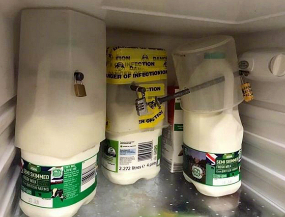 谁也别想偷喝我的牛奶器物gif搞笑图片