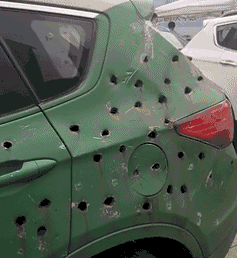 这辆车到底经历了什么，这么多洞器物gif搞笑图片