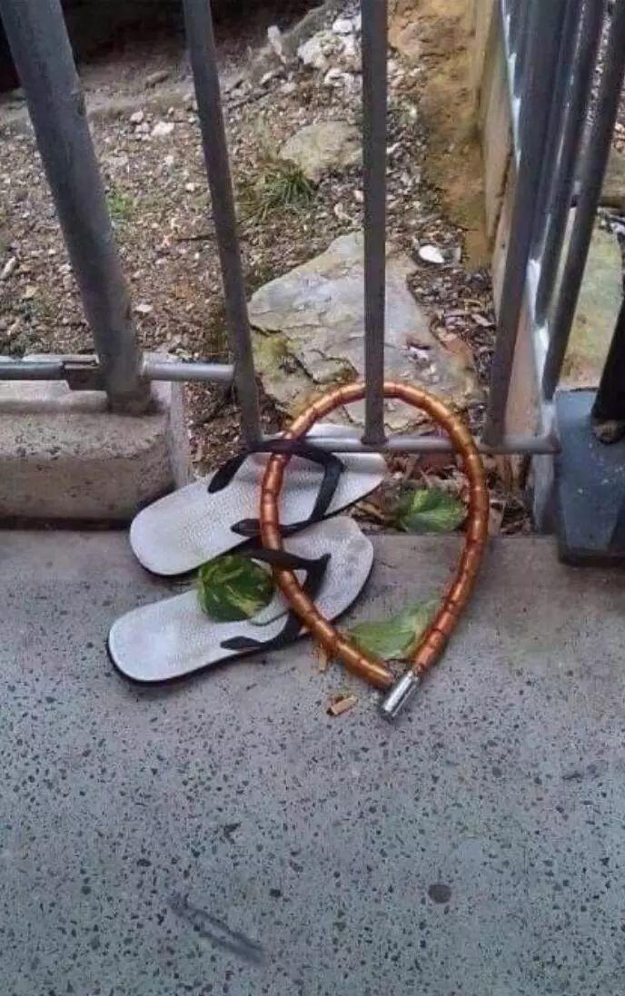 一定是祖传的拖鞋器物gif搞笑图片