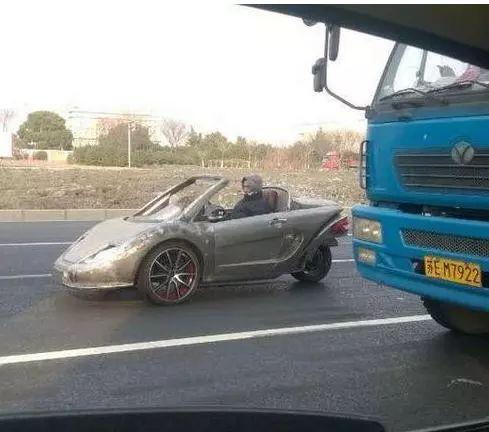 偶遇一辆拉风的跑车器物gif搞笑图片