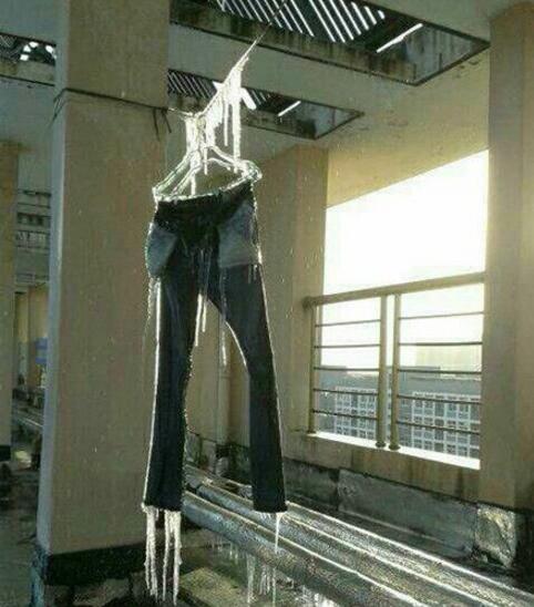 酱紫的天，你还敢晾衣服吗？器物gif搞笑图片