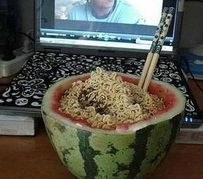 夏天这么吃泡面器物gif搞笑图片