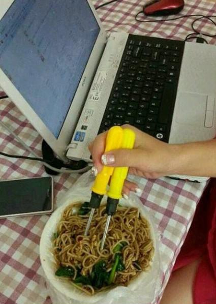 吃完这碗面满口都是血器物gif搞笑图片