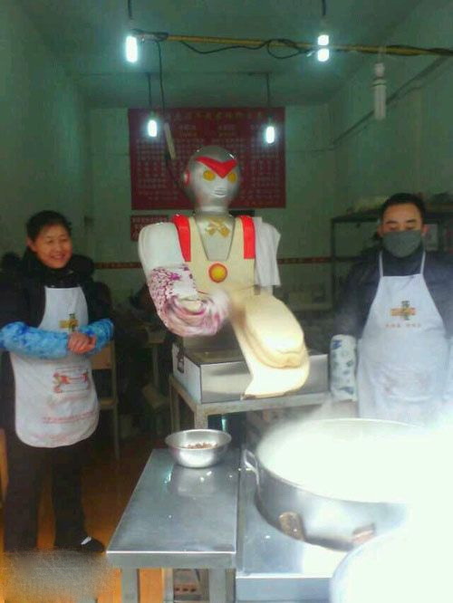 奥特曼削面机，真是霸气上档次器物gif搞笑图片