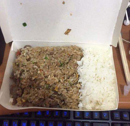 叫了一份外卖炒饭，因为怕不够吃，就交待老板多加半份米饭，结果炒饭送来是这样的器物gif搞笑图片