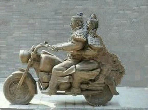 无意中捡到一个兵马俑，感觉应该挺值钱的器物gif搞笑图片