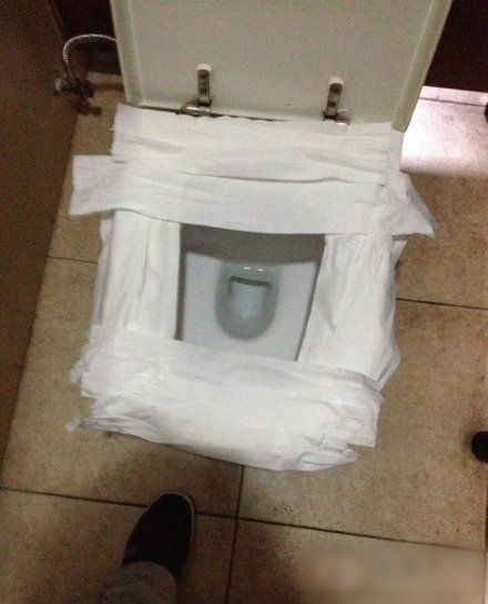 一个有洁癖的人在外面是这么上厕所的器物gif搞笑图片