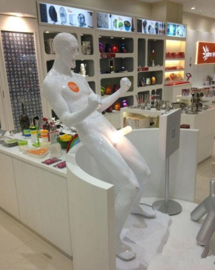 今天逛商场看到的，瞬间凌乱了…器物gif搞笑图片