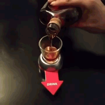 游戏开始，指到谁谁喝，想要这个神器器物gif搞笑图片