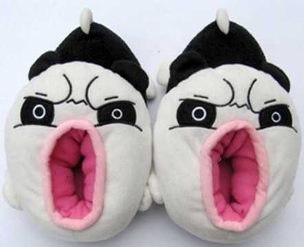 愤怒的拖鞋！你穿拖鞋的时候有没有考虑过拖鞋的感受啊焚蛋~器物gif搞笑图片