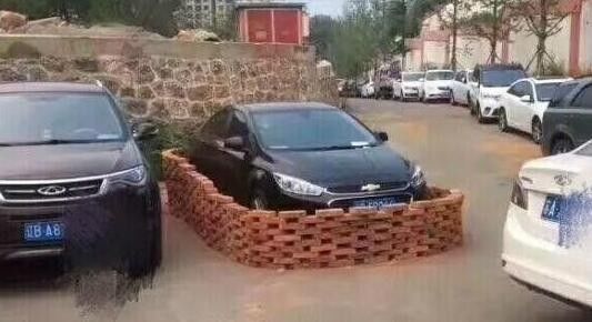 让你占我车位，老子一晚上的工作你们觉得怎么样？器物gif搞笑图片