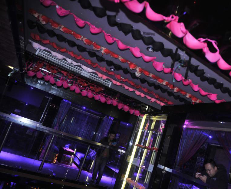 酒吧为了招揽生意也是拼了~器物gif搞笑图片