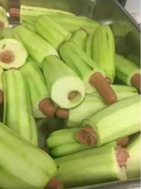 这是什么菜，黄瓜塞香肠？器物gif搞笑图片