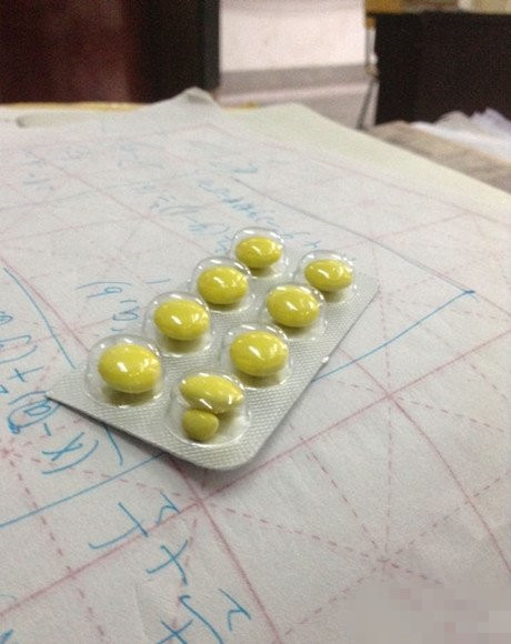 这药厂太理解人了，知道现在药贵，买一送一！器物gif搞笑图片