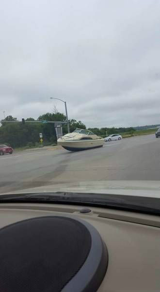 出行工具已经买好，就等下大雨的天气器物gif搞笑图片