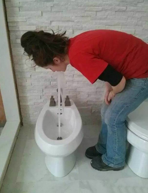 可以饮用的马桶水，清泉器物gif搞笑图片