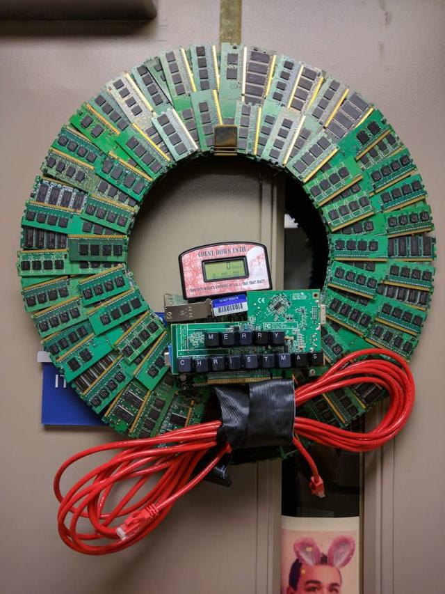 某公司IT部门的圣诞装饰器物gif搞笑图片