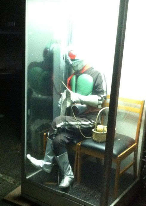 为什么电话亭里没有电话？器物gif搞笑图片