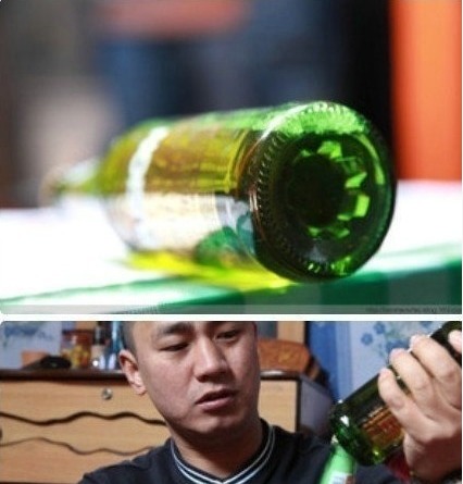 据说蒙古国的啤酒瓶子底部都设计成一个瓶起子，在蒙古国买啤酒的人一次至少都是买两瓶器物gif搞笑图片