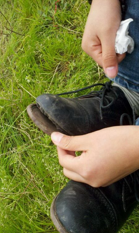 日子那个穷啊，人家是袜子有洞，我是鞋开胶器物gif搞笑图片