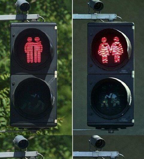 这是英国的红绿灯，弱弱的问一句：“单身狗能走不”器物gif搞笑图片