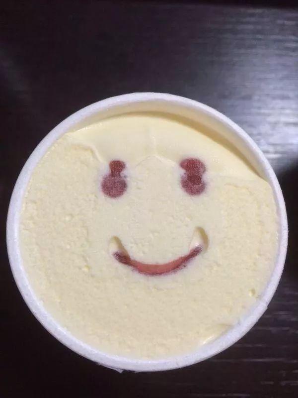 一网友贴出了自己把冰淇淋刚打开和吃过一些后的照片，这个真的厉害了…器物gif搞笑图片