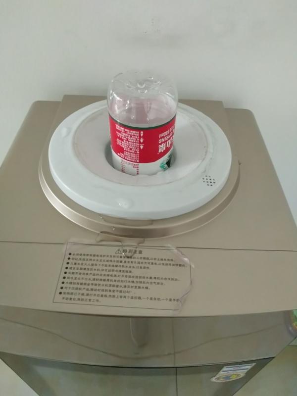 公司没有了桶装水器物gif搞笑图片