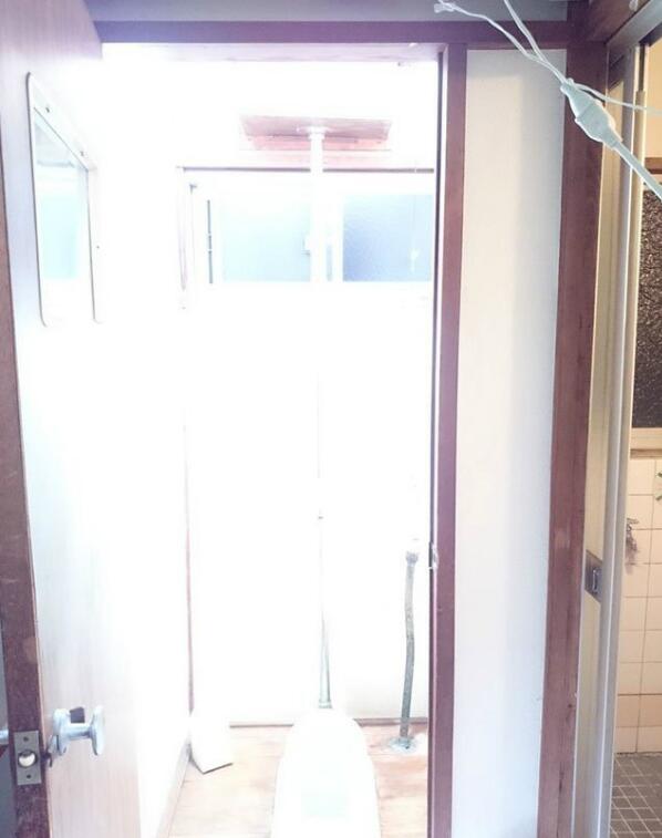 厕所自从装了摄影专用500W照明灯泡，每次进去都感觉进入另一个世界器物gif搞笑图片