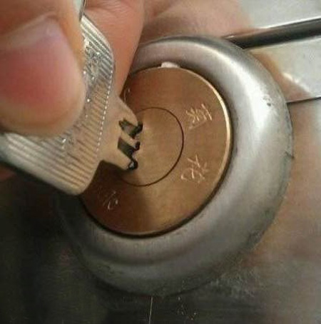 菊花牌钥匙和锁器物gif搞笑图片