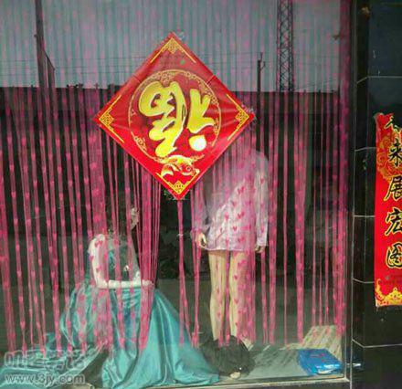 哥们你裤子掉了器物gif搞笑图片