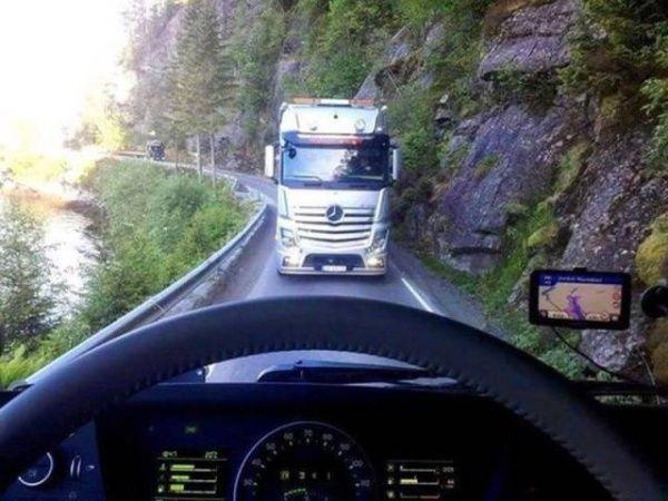 狭路相逢器物gif搞笑图片