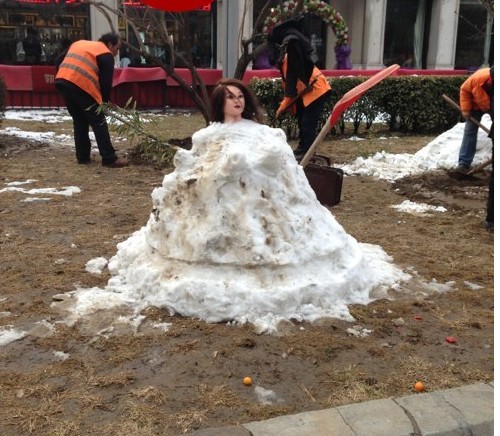 小区里的雪人器物gif搞笑图片