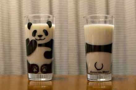 倒入牛奶后会变成熊猫的杯子器物gif搞笑图片