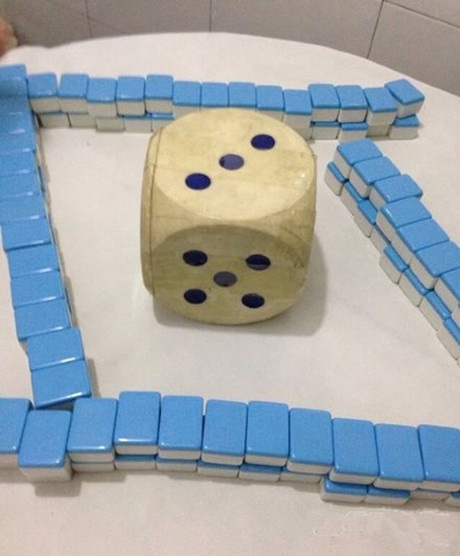 朋友说骰子丢了，只好临时凑合一下了~器物gif搞笑图片