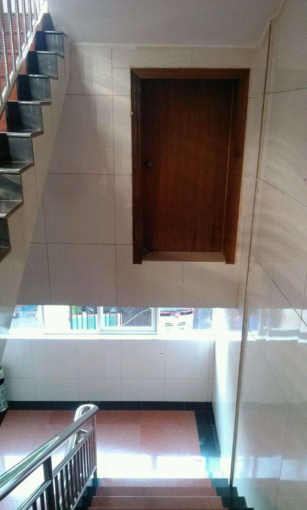 要是三更半夜起来打开这门，也不是那么好彩器物gif搞笑图片