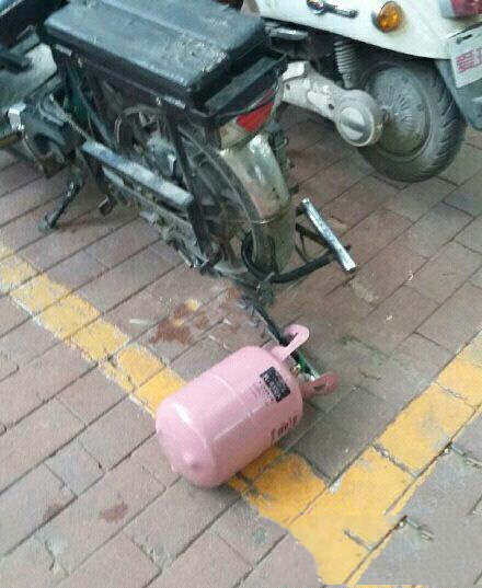 面对这样的防盗锁，偷车贼也只能望车兴叹器物gif搞笑图片