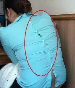 我就想问一下，妹子你是怎么把扣子扣上去的器物gif搞笑图片