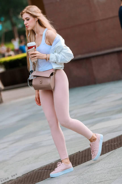 这裤子容易让人产生错觉器物gif搞笑图片