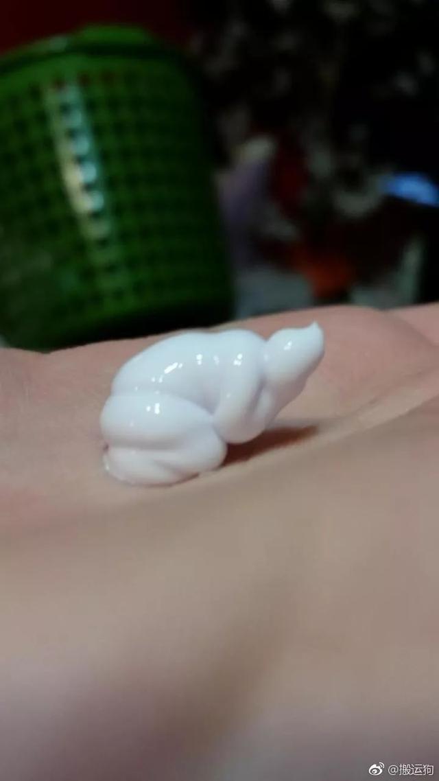 瘦下来的米其林望着自己陌生的躯体悲伤的抽泣起来器物gif搞笑图片