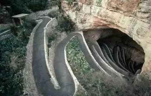 这样的路你敢开车吗？器物gif搞笑图片