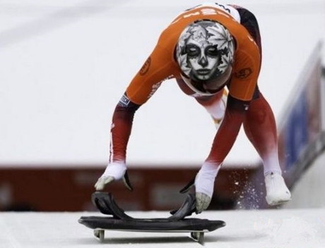 这头盔一定是为了这一刻准备的器物gif搞笑图片