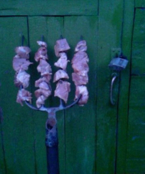 八戒，你的钉耙被别人拿来烤肉了器物gif搞笑图片