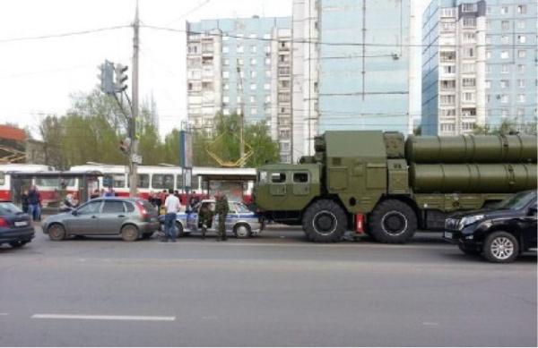 快递车追尾出租器物gif搞笑图片