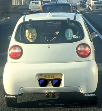 差点被这面具吓尿，然后发现TM还是和刹车灯联动的器物gif搞笑图片