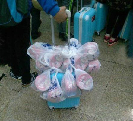 坐趟火车不容易，一定要准备充足器物gif搞笑图片