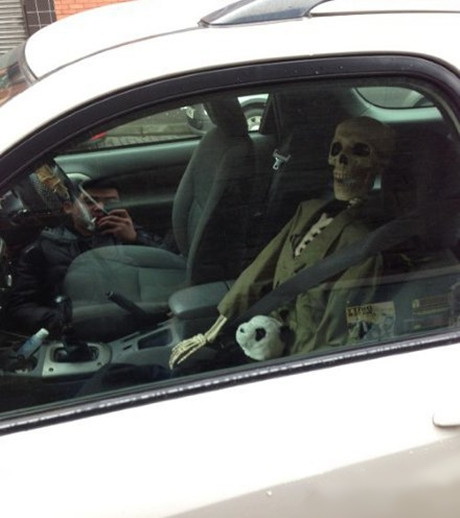 出门差点吓尿，果断拍下器物gif搞笑图片